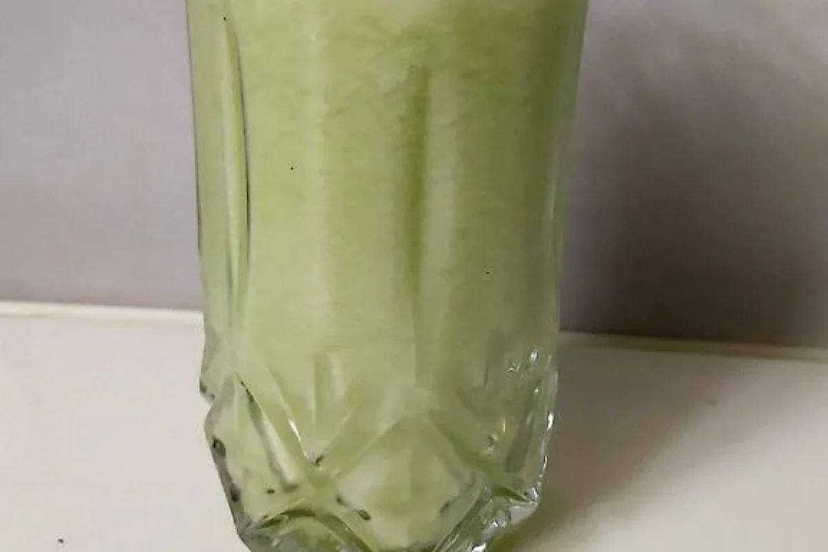 A glass of fresh watermelon juice on a light background, symbolizing hydration’s role in weight loss.